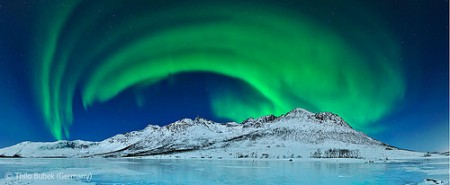 Thilo Bubek (Alemania), presentó la foto titulada: Aurora sobre hielo.